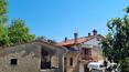 Toscana Immobiliare - Casa di campagna, casale con annessi e 3 ettari di terreno in vendita a soli 2 km da Arezzo, Zona di San Cornelio.