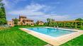 Toscana Immobiliare - Aquí, junto a la piscina, un gran patio es el lugar sombreado perfecto para las tardes de ocio.