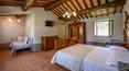 Toscana Immobiliare - Charmante ferme en position dominante sur le village médiéval caractéristique de Montepulciano