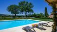 Toscana Immobiliare - Una magnífica piscina infinita se desarrolla en el punto más panorámico, para garantizar una espléndida vista de Montepulciano.