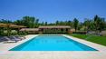 Toscana Immobiliare - Une magnifique piscine à débordement se développe au point le plus panoramique, pour assurer une vue splendide sur Montepulciano.