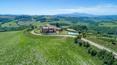 Toscana Immobiliare - Il podere si trova in posizione dominante, il panorama è davvero meraviglioso e si resta affascinati dalla vista che circonda l’intera proprietà.