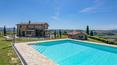 Toscana Immobiliare - Un ampio giardino di circa 2 ettari ospita una splendida piscina panoramica attrezzata con zona solarium e un patio con zona barbecue.