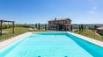 Toscana Immobiliare - En el amplio jardín de unas 2 hectáreas se encuentra una espléndida piscina panorámica con zona de solárium y un patio con zona de barbacoa.