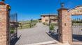 Toscana Immobiliare - La finca está situada en una posición dominante, el panorama es realmente maravilloso y la vista que rodea toda la propiedad es fascinante.