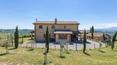 Toscana Immobiliare - Se trata de una finca de 125 hectáreas con tres edificios en su interior: una casa de labranza de ladrillo, desarrollada en 2 plantas y dividida en dos pisos especulares, una casa más pequeña dividida en 2 pisos más y un cortijo para restaurar.