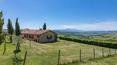 Toscana Immobiliare - Encadrée par les collines sinueuses de la campagne siennoise, cette belle propriété à Montalcino est à vendre.