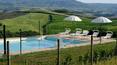 Toscana Immobiliare - Proprietà di 125 ettari, composta da tre edifici, piscina panoramica, 2 ettari di giardino e vista sulle colline toscane, in vendita a Montalcino.