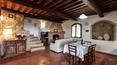 Toscana Immobiliare - Le finiture e gli arredi riprendono lo stile rustico tipico della campagna toscana, come i pavimenti in cotto, le arcate in mattone e i soffitti con travi in legno a vista.