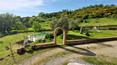 Toscana Immobiliare - В Монтепульчано, расположенном на трех мягких холмах, окружающих исторический центр одного из самых представительных городов Тосканы, мы предлагаем полностью отремонтированный фермерский дом с парком, из которого открывается поистине уникальный панорамный вид.