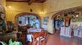 Toscana Immobiliare - Inmersa en la hermosa campiña toscana, no lejos del pueblo de Foiano della Chiana, ofrecemos a la venta esta antigua propiedad.
