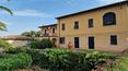 Toscana Immobiliare - La villa principale, su due piani, oltre annessi, si sviluppa su una superficie totale di circa 950 mq.