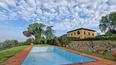 Toscana Immobiliare - На участке расположен красивый бассейн и теннисный корт площадью около 720 кв.м. с раздевалками.