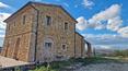 Toscana Immobiliare - Il casale in pietra di circa 280 mq è stato recentemente realizzato con l’impiego di materiali di recupero tipici della zona.