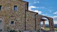Toscana Immobiliare - In Montalcino, in dominanter Lage auf einem Hügel, umgeben von der grünen toskanischen Landschaft und den charakteristischen Crete Senesi, die für die Schönheit ihrer Landschaften bekannt sind, steht dieses charmante Bauernhaus zum Verkauf.