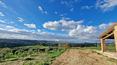 Toscana Immobiliare - Montalcino, en position dominante, entourée par la verdoyante campagne toscane et les caractéristiques Crete Senesi, cette charmante ferme est à vendre.