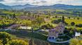 Toscana Immobiliare - Un’attenta ristrutturazione ha mantenuto lo stile tipico della campagna toscana, accanto all'inserimento di elementi moderni