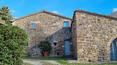 Toscana Immobiliare - Il podere è composto da due fabbricati in pietra circondati da un magnifico giardino