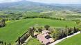Toscana Immobiliare - Podere in vendita in Toscana, in posizione panoramica sulla Val d'Orcia, con due fabbricati, annesso, piscina, giardino e 50 ettari di terreno.