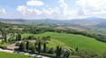 Toscana Immobiliare - Propiedad en venta en Toscana con vistas al Val d'Orcia, dos edificios, anexo, piscina, jardín y 50 hectáreas de terreno.