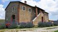 Toscana Immobiliare - Esta elegante finca conserva todas las características de las típicas casas de labranza toscanas: fachadas de piedra, techos con vigas de madera a la vista y amplios salones con chimenea