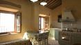 Toscana Immobiliare - Cet élégant domaine conserve toutes les caractéristiques des fermes toscanes typiques : façades en pierre, plafonds avec poutres en bois apparentes et salons spacieux avec cheminée