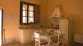 Toscana Immobiliare - Dieses elegante Landgut weist alle Merkmale typischer toskanischer Bauernhäuser auf: Steinfassaden, Decken mit freiliegenden Holzbalken und geräumige Wohnzimmer mit Kaminen