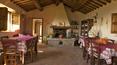 Toscana Immobiliare - Questa elegante tenuta conserva tutte le caratteristiche dei tipici casolari toscani: facciate in pietra, soffitti con travi in legno a vista e ampi soggiorni con caminetto