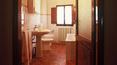 Toscana Immobiliare - La propiedad se completa con un hermoso jardín de 4.500 m² con una piscina de 12x6 m.