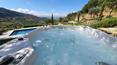 Toscana Immobiliare - Enclavada en las colinas toscanas, esta prestigiosa casa de campo con piscina está a la venta en Cortona
