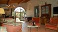 Toscana Immobiliare - La ferme comprend 5 chambres à coucher et 5 salles de bains et se trouve sur deux niveaux.