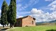 Toscana Immobiliare - La casa gode di una vista spettacolare su tutta la Val d'Orcia