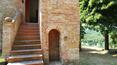 Toscana Immobiliare - Das Bauernhaus ist im typisch toskanischen Stil gebaut, mit einer Fassade aus Stein, gemischt mit Ziegeln