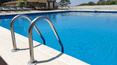 Toscana Immobiliare - La proprietà ha una grande piscina con vista sulla campagna aretina 