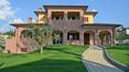 Toscana Immobiliare - Neben der großen Holzveranda mit Grill, gibt es einen 6x12 Pool und einen 4000 qm großen Garten mit Olivenhain