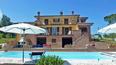 Toscana Immobiliare - Villa moderna con piscina situata ai piedi del centro storico di Marciano della Chiana