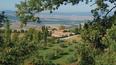 Toscana Immobiliare - Podere in vendita in Toscana, in posizione panoramica sulla Val d'Orcia, con due fabbricati, annesso, piscina, giardino e 50 ettari di terreno.