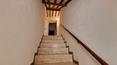 Toscana Immobiliare - Attraverso una scala in travertino si accede al piano superiore