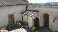 Toscana Immobiliare - L’edificio principale è rappresentato da una bella villa formata da due corpi di fabbrica separati da una corte interna