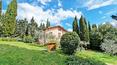 Toscana Immobiliare - La propiedad está completamente vallada y la entrada principal está protegida por una logia