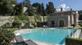 Toscana Immobiliare - Entrambe le piscine a sfioro sono dotate di solarium in travertino