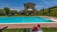 Toscana Immobiliare - La propriété est agrémentée d'une piscine panoramique de 6x12 m avec escalier romain et solarium