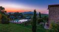 Toscana Immobiliare - Das Anwesen liegt zwischen Montepulciano und Pienza und genießt einen atemberaubenden Blick über das Val d'Orcia