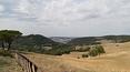 Toscana Immobiliare - La propriété se trouve entre Montepulciano et Pienza et jouit d'une vue à couper le souffle sur le Val d'Orcia