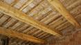 Toscana Immobiliare - Internally, the farmhouse features beams and rafters