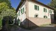Toscana Immobiliare - Il casale di circa 480 mq è suddiviso in 5 appartamenti, 3 dei quali adibiti ad agriturismo e 2 ad uso privato