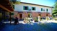 Toscana Immobiliare - L’agriturismo è posto in posizione centrale e strategica per visitare sia la Toscana che l’Umbria