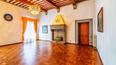 Toscana Immobiliare - La prestigieuse demeure d'environ 1 460 mètres carrés, répartie sur trois étages, est divisée en 12 petits appartements