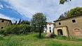 Toscana Immobiliare - Splendido complesso immobiliare posto sulla sommità di un piccolo colle toscano