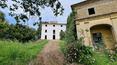 Toscana Immobiliare - Complesso immobiliare di 1.600 mq con villa padronale, numerosi annessi, giardino e 7 ettari di terreno in Toscana